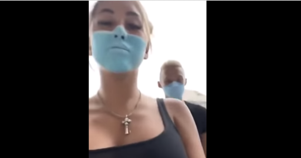 Si dipingono una mascherina sul volto “per vedere se qualcuno se ne accorge” poi entrano in un supermercato: intervento delle forze dell’ordine