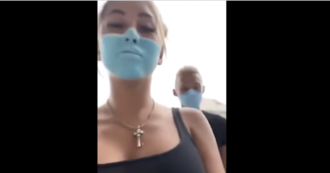 Copertina di Si dipingono una mascherina sul volto “per vedere se qualcuno se ne accorge” poi entrano in un supermercato: intervento delle forze dell’ordine