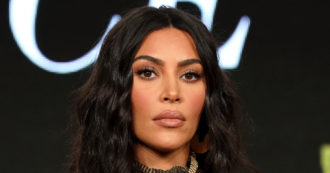 Copertina di “Mi sento una perdente, tre matrimoni falliti”: Kim Kardashian crolla dopo il divorzio con Kanye West