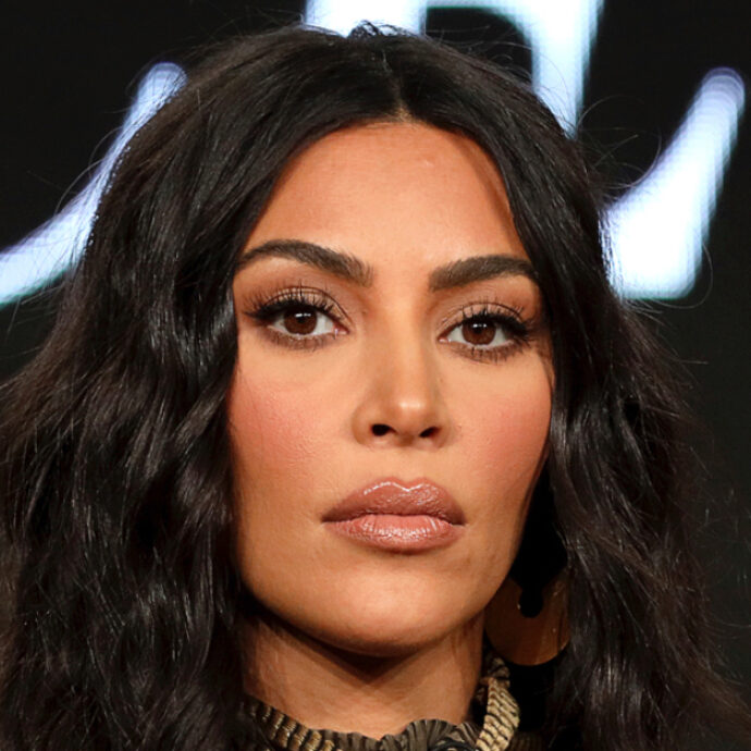 “Per la bellezza spendo qualcosa come un milione di dollari l’anno ma non ho idea di quanto costi un cartone di latte”: Kim Kardashian e le critiche social