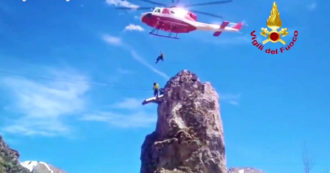 Copertina di Limone Piemonte, escursionista resta bloccato su uno sperone di roccia: salvato dai vigili del fuoco in elicottero – Video