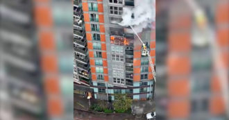 Copertina di Londra, il video del palazzo in fiamme: i vigili del fuoco al lavoro per spegnere l’incendio