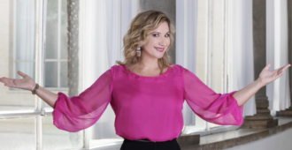 Copertina di Serena Bortone diventa giurata de Il Cantante Mascherato