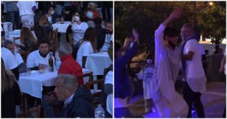 Copertina di A Fiumicino cena in piazza per protestare contro il coprifuoco: balli senza mascherina. E la polizia sgombera tutti prima delle 22