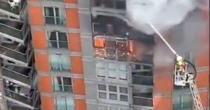 Londra, in fiamme un palazzo popolare di 19 piani: 125 pompieri per spegnerlo. Nessuna vittima