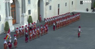 Copertina di Guardie Svizzere, 34 nuove reclute dell'”esercito più più piccolo del mondo” giurano fedeltà a Papa Francesco: ecco la cerimonia – Video