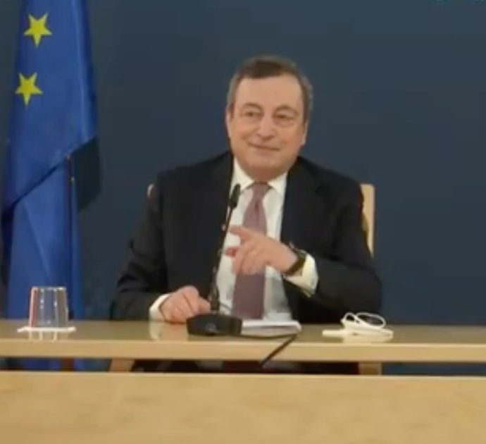 Draghi, la conferenza stampa con il Pavone è uno spasso. Il pennuto interrompe il presidente del consiglio: “Sentiamo cosa ha da dire…”