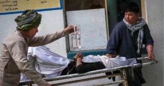 Copertina di Afghanistan, esplosione di fronte a una scuola di Kabul: almeno 30 morti e 52 feriti. La maggior parte sono studentesse
