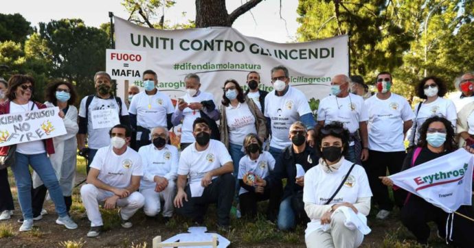 Sicilia, flash-mob di oltre 100 associazioni ambientaliste: “In cinque anni a fuoco quasi 112.000 ettari di bosco”