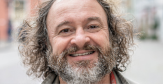 Copertina di Luca Zaia porta in tribunale Natalino Balasso ma lui non sa il motivo: “Non ho soldi, accetterò la galera”