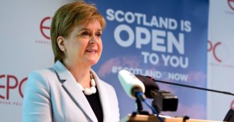 Copertina di Elezioni Scozia, lo Snp vince per la quarta volta di fila. Sturgeon: “Adesso niente giustifica un ‘no’ al referendum sull’indipendenza”