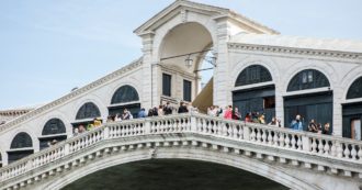 Copertina di Venezia presa d’assalto dai turisti nel secondo weekend di zona gialla: parcheggi per le auto pieni, ma nessun assembramento