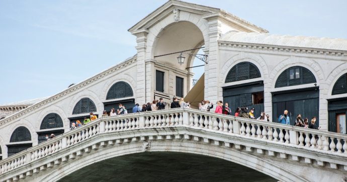 Venezia presa d’assalto dai turisti nel secondo weekend di zona gialla: parcheggi per le auto pieni, ma nessun assembramento