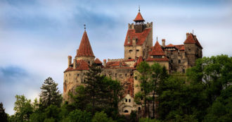 Copertina di Il castello di Dracula si trasforma in un centro vaccinale anti Covid