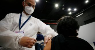 Vaccino Pfizer, Regione Lazio: “Esauriti gli slot di maggio”. La Asl di Napoli finisce le scorte: gli hub chiudono almeno fino a mercoledì