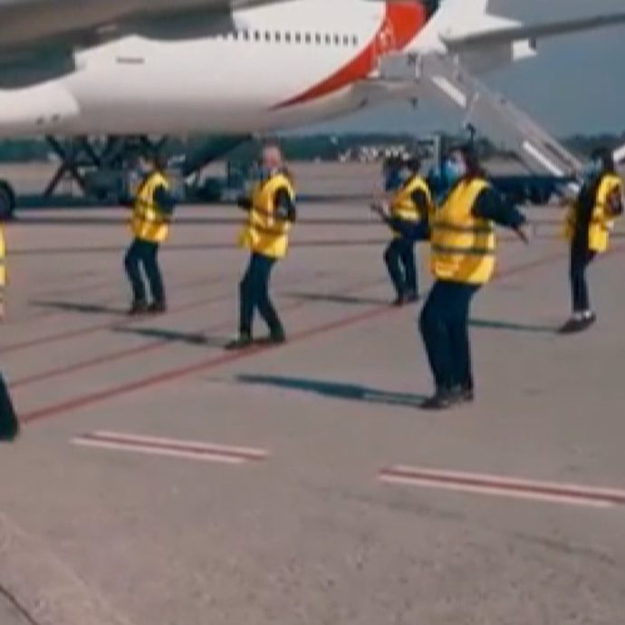 Il personale dell’aeroporto di Malpensa festeggia la ripartenza ballando “Jerusalema” (Video)