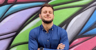 Copertina di “Raccontatemi la prima volta che vi hanno chiamato froc*”: cosa è successo dopo che questa frase è apparsa su Twitter