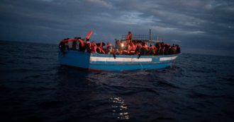 Copertina di Migranti, la Sea Eye con 490 persone a bordo chiede un porto sicuro dove attraccare: “Troppi feriti da curare”