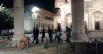Copertina di Milano, maxi rissa notturna in zona Porta Ticinese. Interviene la polizia in assetto antisommossa (Video)