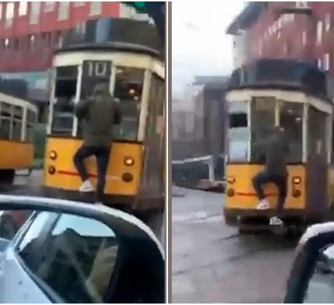 Milano, viaggia aggrappato al tram per le vie del centro: nessun problema di distanziamento per il passeggero acrobata (VIDEO)
