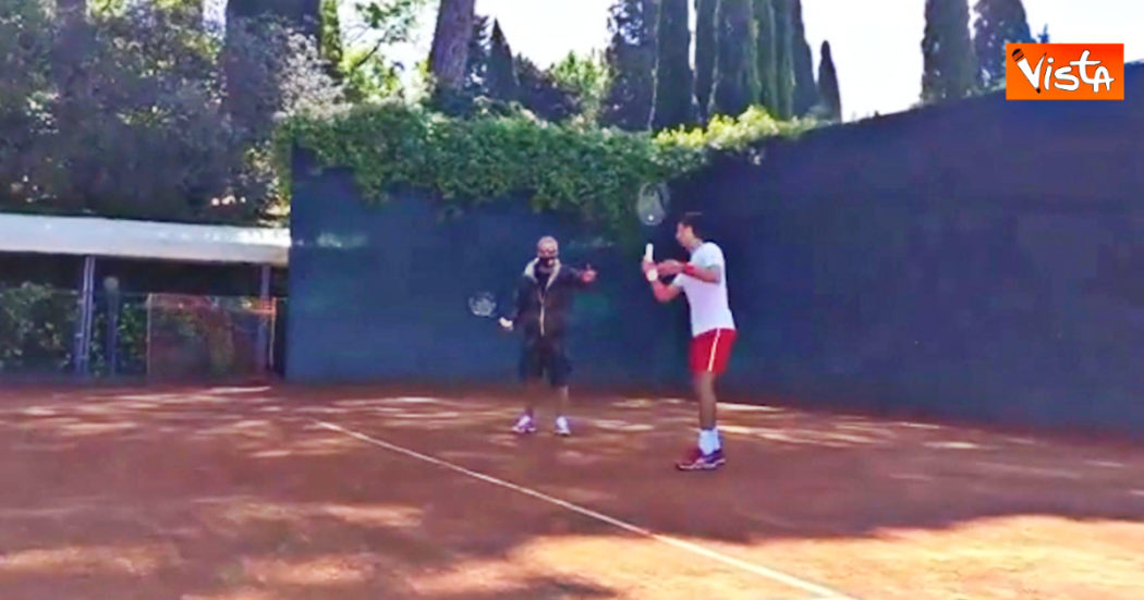 “Piegati di più sulle gambe”, la ‘lezione’ di tennis di Fiorello a Novak Djokovic – Video