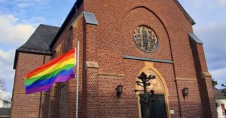 Copertina di Centinaia di sacerdoti tedeschi benedicono coppie gay: la protesta contro il Vaticano