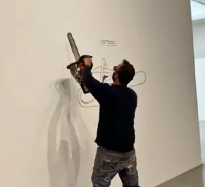 Bologna, si porta via l’opera dal museo tagliando il muro con la motosega: il video del “furto”