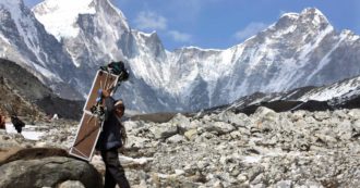 Copertina di Everest, aumento di casi Covid: la Cina segna una linea di separazione per evitare nuovi contagi da parte degli scalatori nepalesi