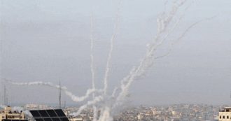 Pioggia di razzi di Hamas contro Gerusalemme. Il movimento: “Raid di Israele a Gaza hanno ucciso 20 persone, 9 bambini”. Tel Aviv smentisce. Le Ue: “Inaccettabili i lanci contro popolazioni civili”
