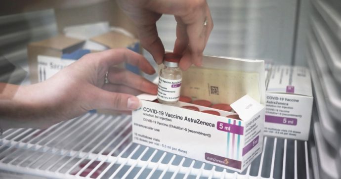 Vaccino Oxford Astrazeneca, lo studio sulle cause delle trombosi: “Gli adenovirus che si legano a una proteina innescano la reazione”