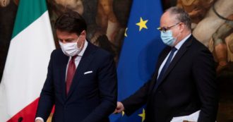 Copertina di Ora Conte sposa la Raggi. Via Zinga, arriva Gualtieri