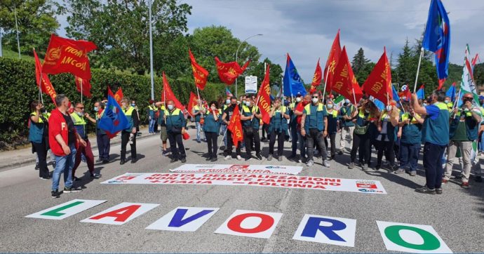 Elica, protesta dei lavoratori contro la delocalizzazione dell’azienda in Polonia. Fiom-Cgil: “È una vergogna”