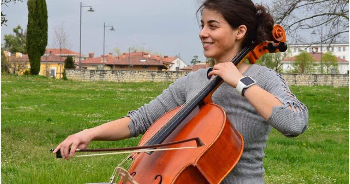 Giulia Mazza, la violoncellista sorda dalla nascita riacquista l’udito: “Sono riuscita a sentire il rumore della pioggia, la voce delle persone attraverso le mascherine”