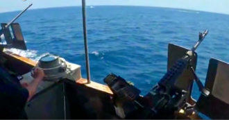 Copertina di Stretto di Hormuz, nave da guerra Usa spara colpi di avvertimento verso imbarcazioni iraniane – Video