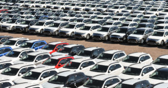 Copertina di Immatricolazioni auto, in aprile nella Ue allargata +255% sul 2020. Ma vendite ancora inferiori al 2019. “In Italia calo più contenuto”