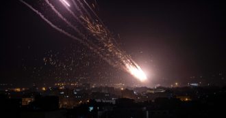 Israele, pioggia di bombe su Gaza: 28 morti palestinesi, tra cui 10 bambini. Dall’enclave razzi anche su Tel Aviv: uccisa una donna. Colpito un oleodotto strategico ad Ashkelon