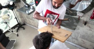 Copertina di Fiamma ossidrica e mannaia: così il parrucchiere pakistano taglia i capelli con metodi alternativi – Video