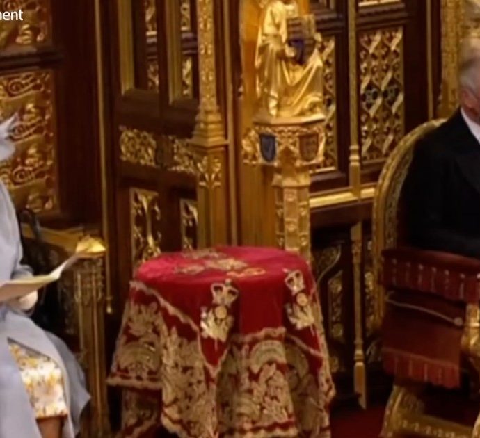 Regno Unito, la Regina Elisabetta inaugura la nuova sessione del Parlamento: il primo discorso senza Filippo – Video