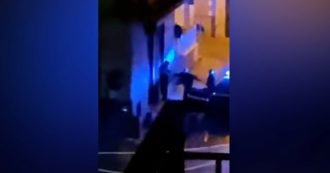 Napoli, pubblicato online il video di un ragazzo preso a calci da un carabiniere dopo l’ora del coprifuoco. L’arma apre un’indagine interna