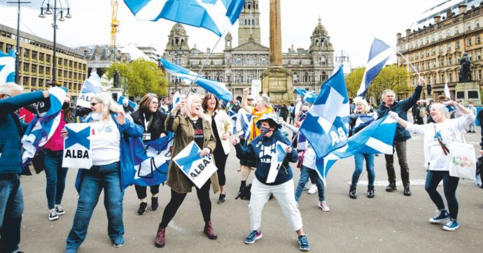 Copertina di “Londra è poco democratica: la Scozia ritorni nell’Unione”