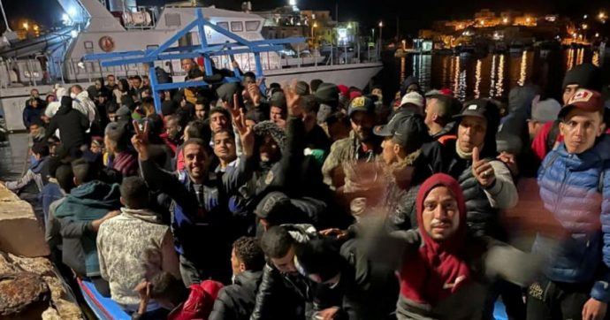 Copertina di Migranti: 20 sbarchi, 5 morti e un altro sos Salvini all’attacco, Lamorgese chiama l’Ue