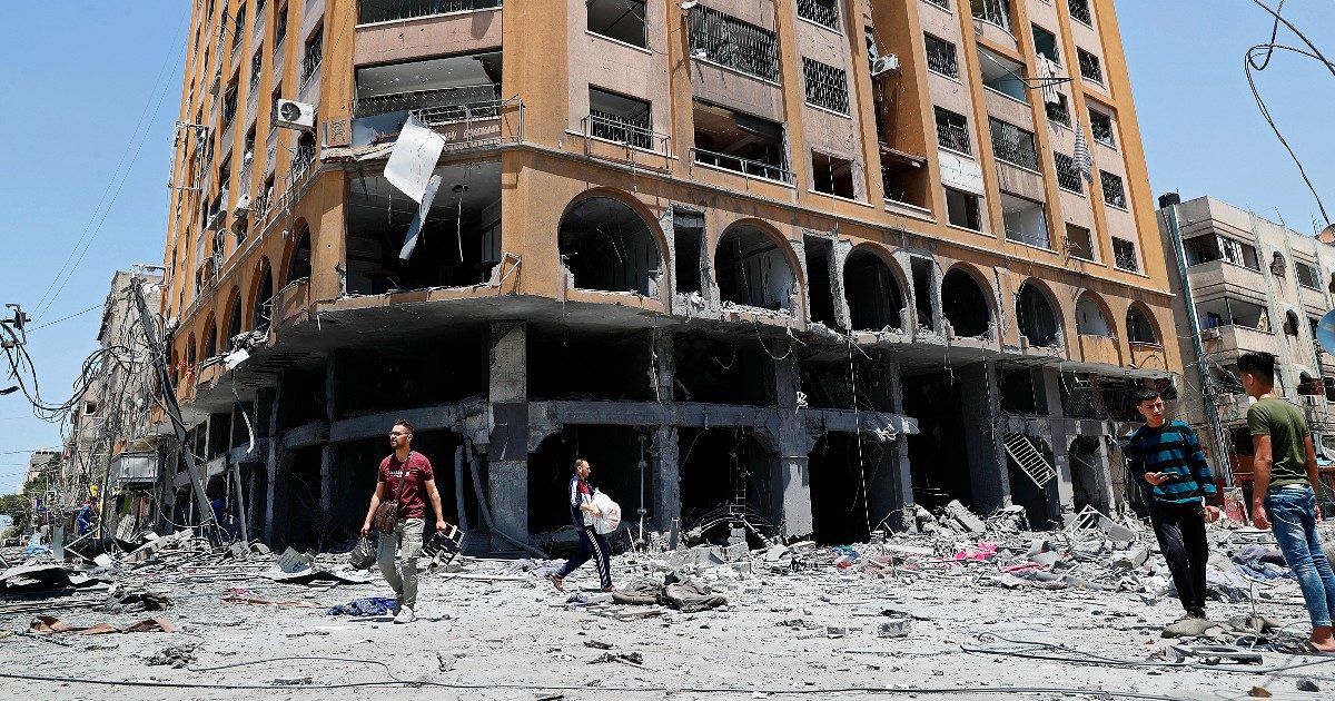 Gaza, razzi e bombe. Tel Aviv abbatte un altro palazzo di 10 piani sede anche delle redazioni di media locali. Bambino israeliano di 6 anni ucciso da un missile a Sderot