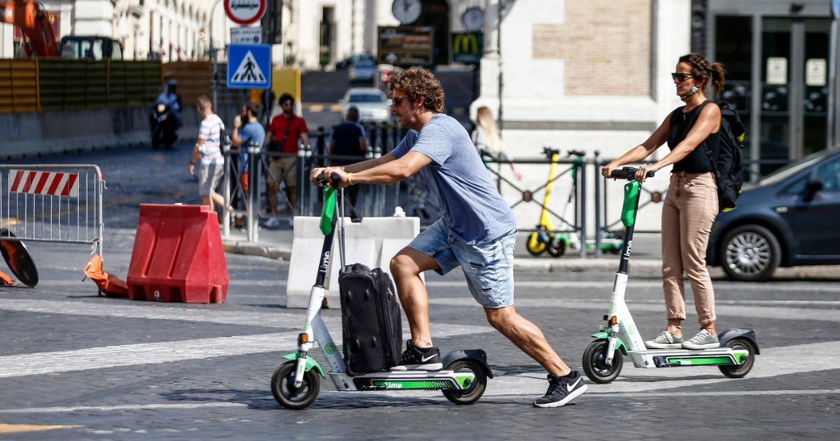 Monopattino Elettrico: Targa, Assicurazione E Casco Obbligatori. Ecco ...