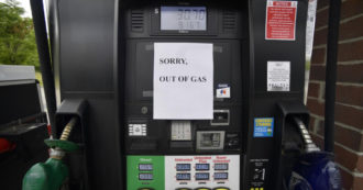 Copertina di Usa, distributori a secco a causa del blocco del principale oleodotto del paese. Prezzo benzina ai massimi da 6 anni