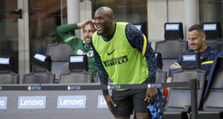 Copertina di Lukaku festeggia il compleanno di notte in un hotel: multati in 23, anche altri tre interisti