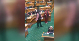 Copertina di Nuova Zelanda, parlamentare protesta in Aula facendo la Haka: espulso – Video