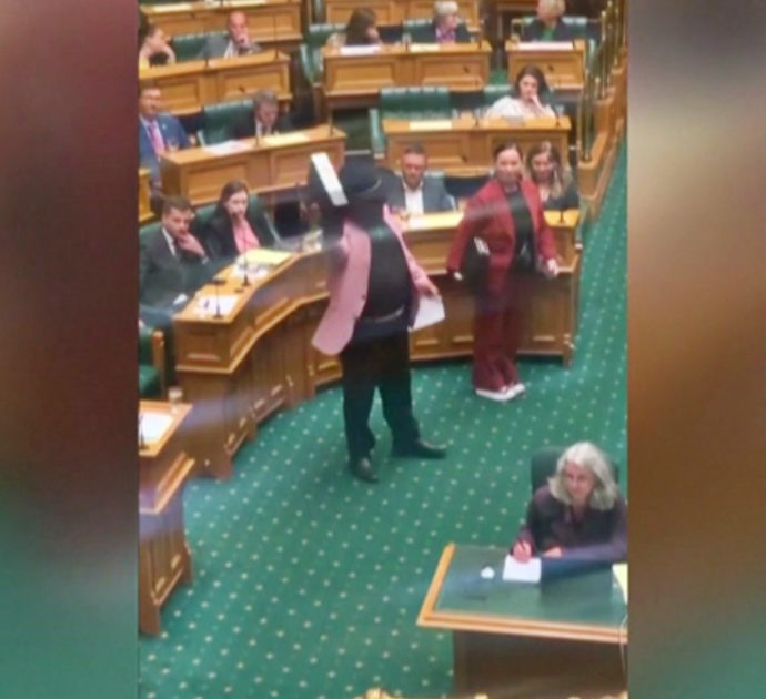 Nuova Zelanda, parlamentare protesta in Aula facendo la Haka: espulso – Video