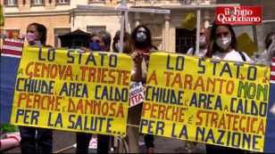 Copertina di Ex-Ilva, presidio dei cittadini di Taranto per l’udienza del Consiglio di Stato: “Area a caldo va chiusa. Dove sarebbe la transizione ecologica?”