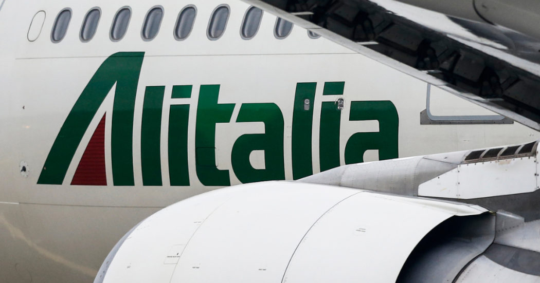Alitalia, l’Ue ufficializza bocciatura del prestito ponte del 2017 e via libera a Ita. Il governo velocizza l’iter per dribblare il rischio fallimento