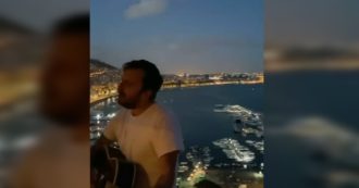 Copertina di La serenata speciale di Cesare Cremonini, affacciato sul Golfo di Napoli canta “Poetica”: l’esibizione è emozionante – Video